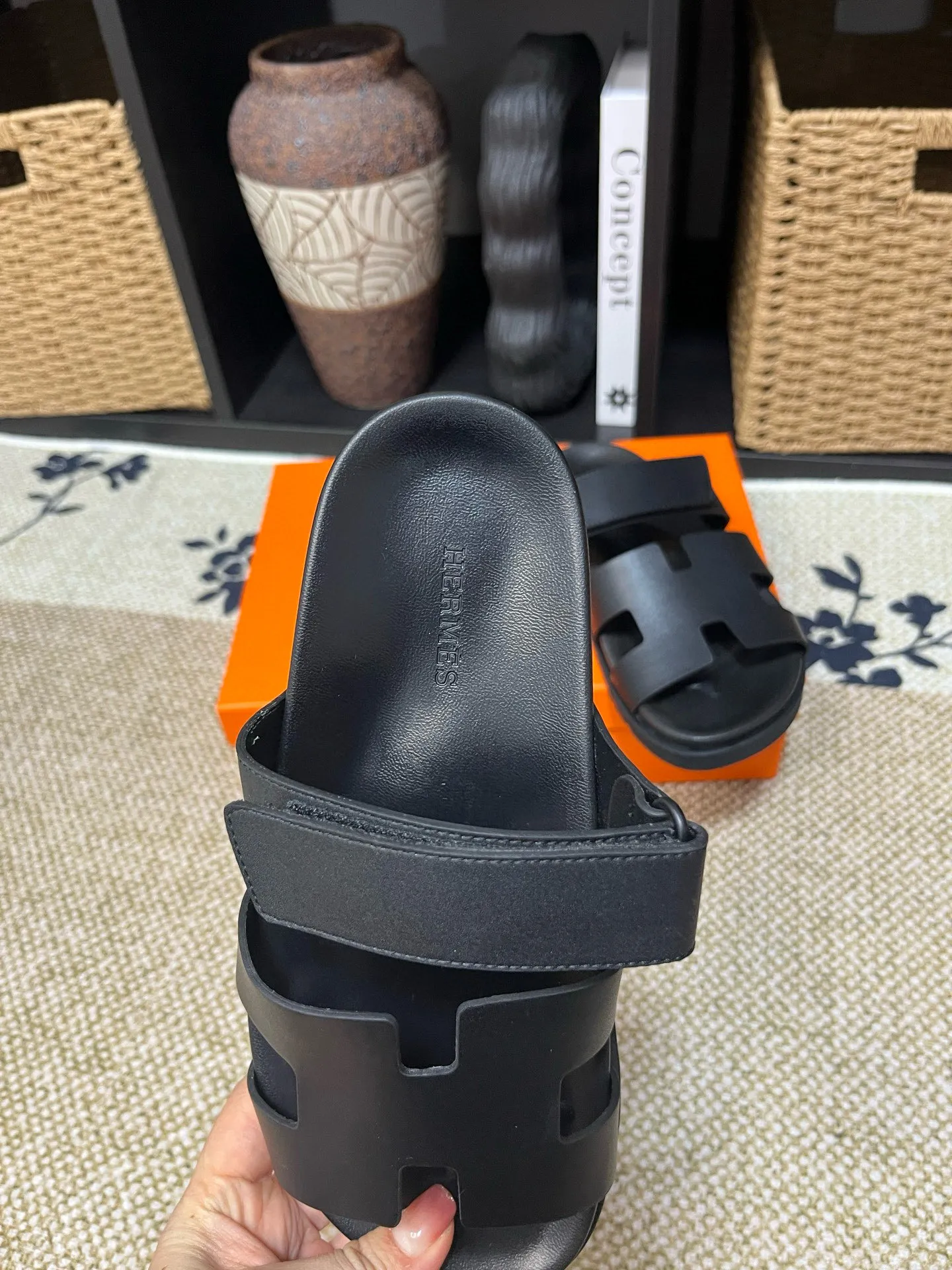 P300 Long-term stock Hermes men’s Kazimir slippers for couples - top quality woven calfskin functional sandals with intertwined uppers inspired by the “H” iconic pattern to create a casual look, perfect for summer. Imported cowhide + cowhide lining + TUP outsole Size: 35-46